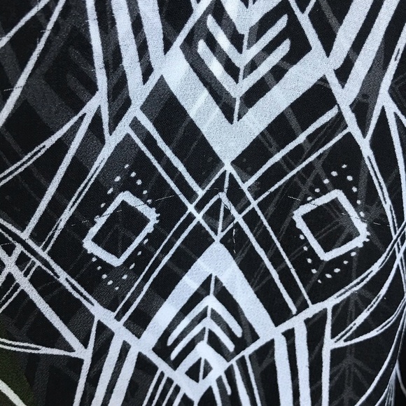 Torrid Black & White S/S Tribal Pattern Top Size 4 - Picture 4 of 7